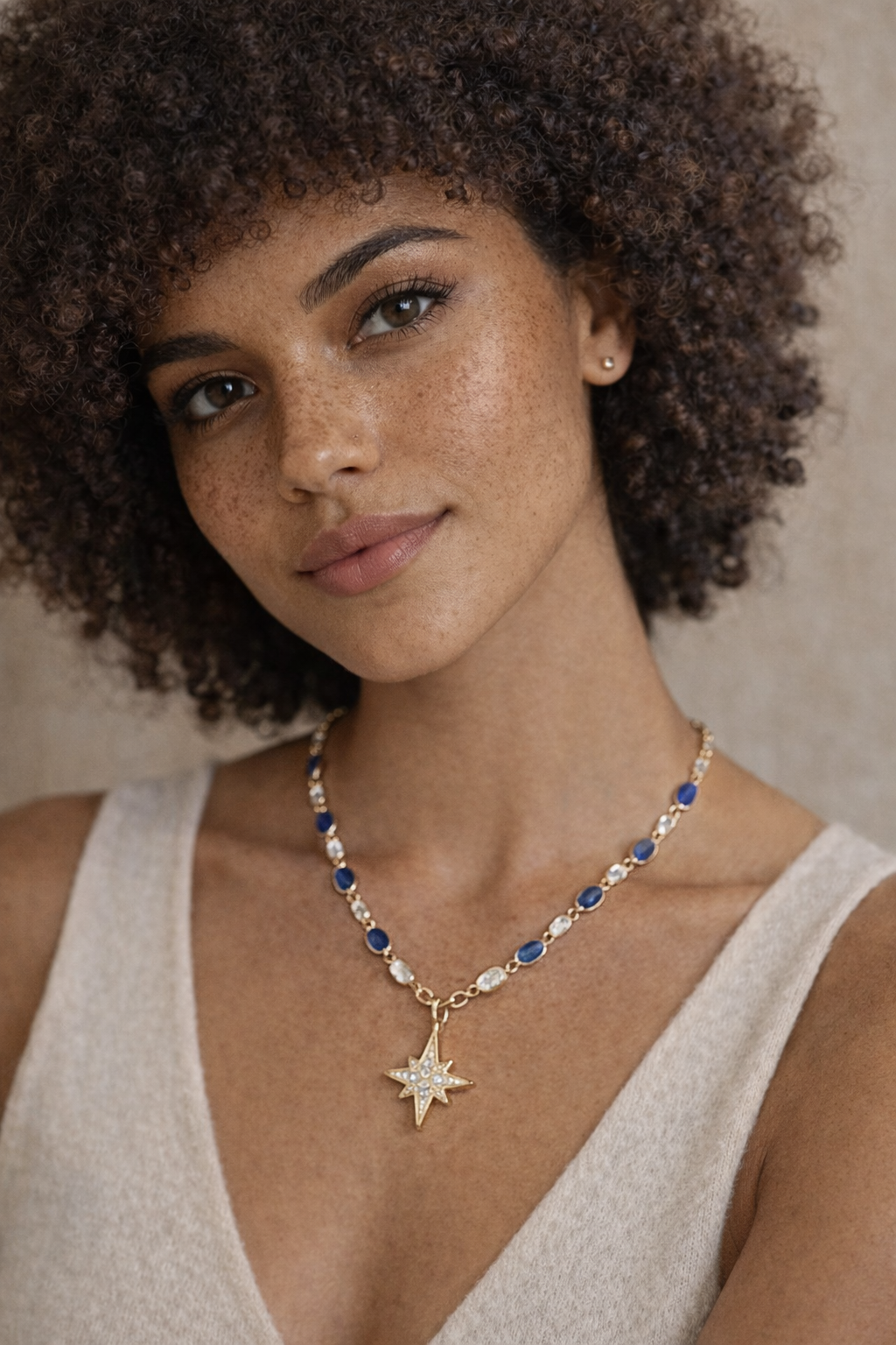 Bijoux porté par une femme collier Aurae
