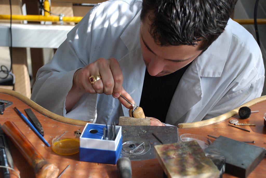 Artisans étudiant en bijouterie joaillerie